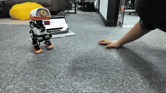 Microduck 教學專案提供的實機展示,呈現雙足結構與頭部動作